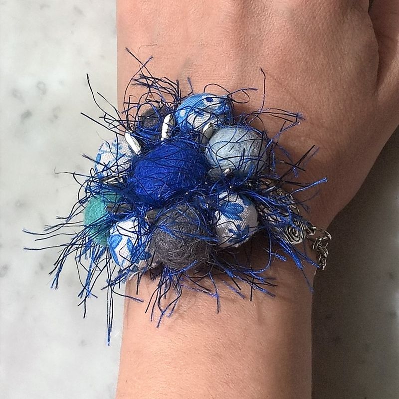 Bracciale perle feltro e perle ricoperte di stoffa azzurre, cucite su base color argento, motivi celtici, lana blu decorazione, avvolgente