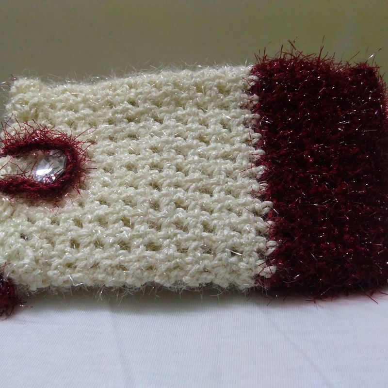 Hand made crochet mobile pouch