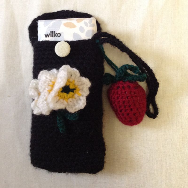 Pretty flower crochet case for your pocket tissues