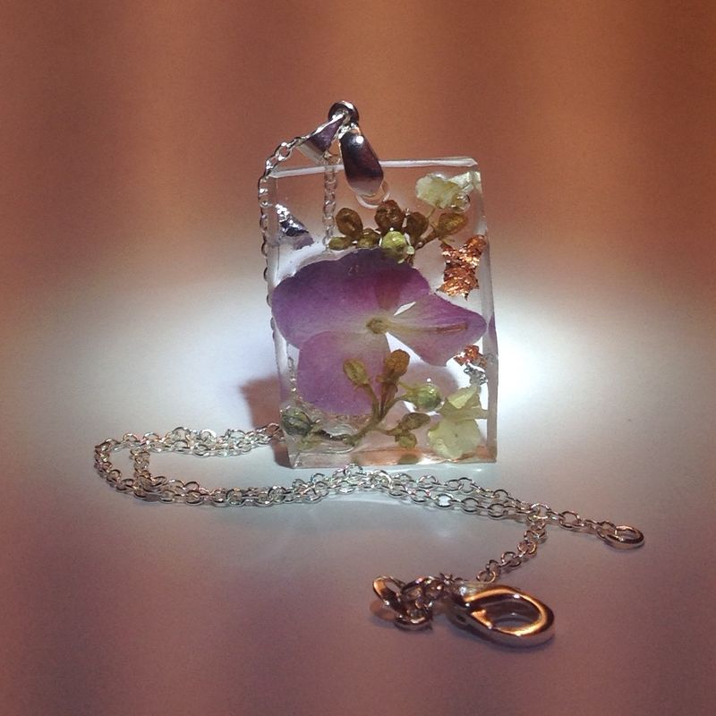 Silver necklace with pendant in transparent resin and real flowers