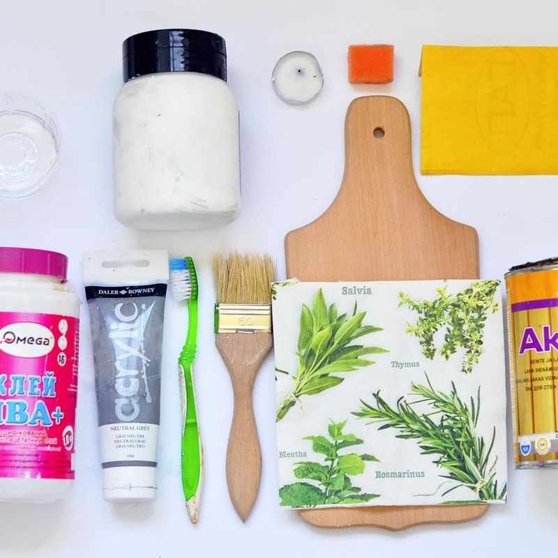 Decoupage: LET'S DECORATE A SIMPLE CUTTING BOARD!