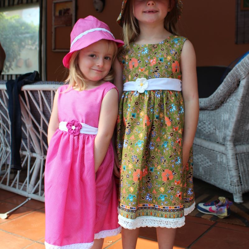 Green floral cotton print summer dress for girls and sun hat Age 4-5