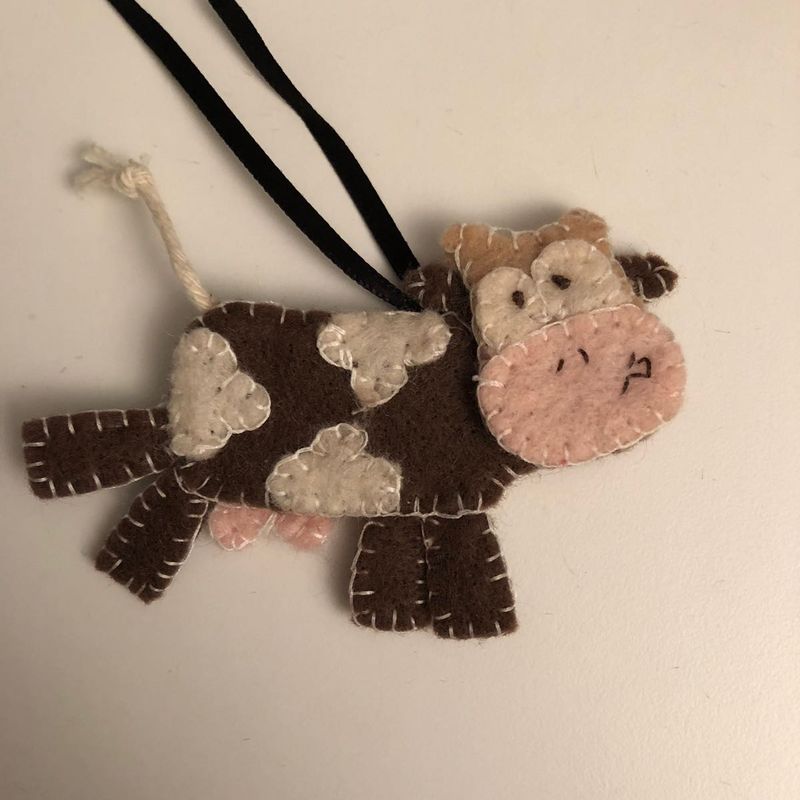 Make Your Own Cow// DIY Sewing kit