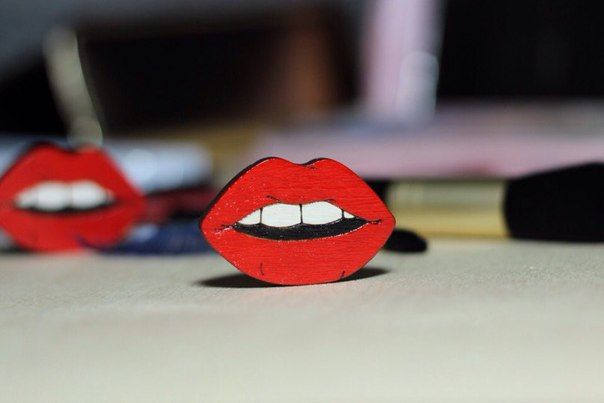 "The lips" brooch