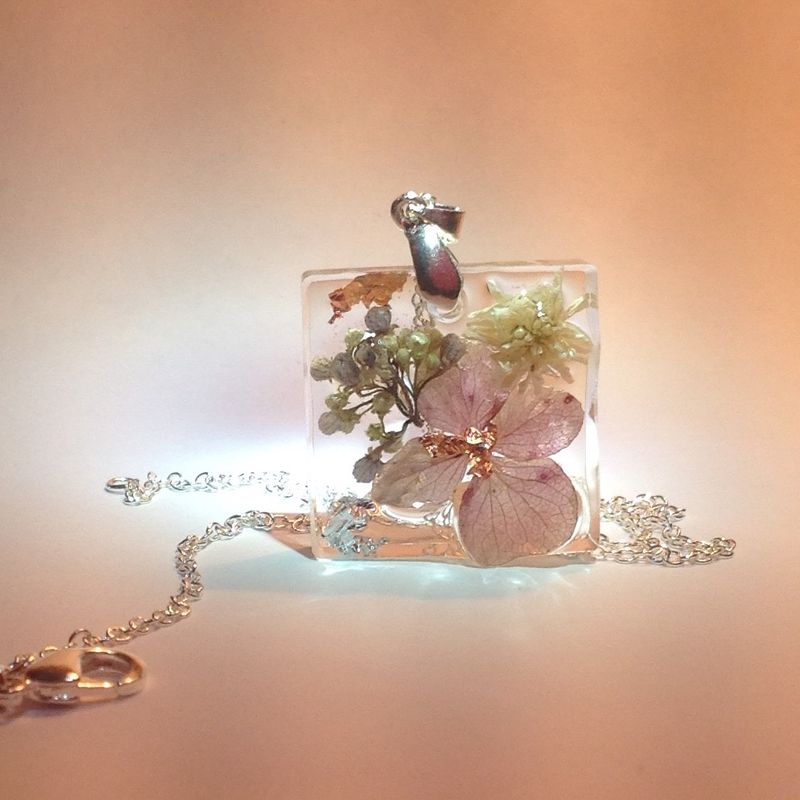 Silver necklace with pendant in transparent resin and real flowers