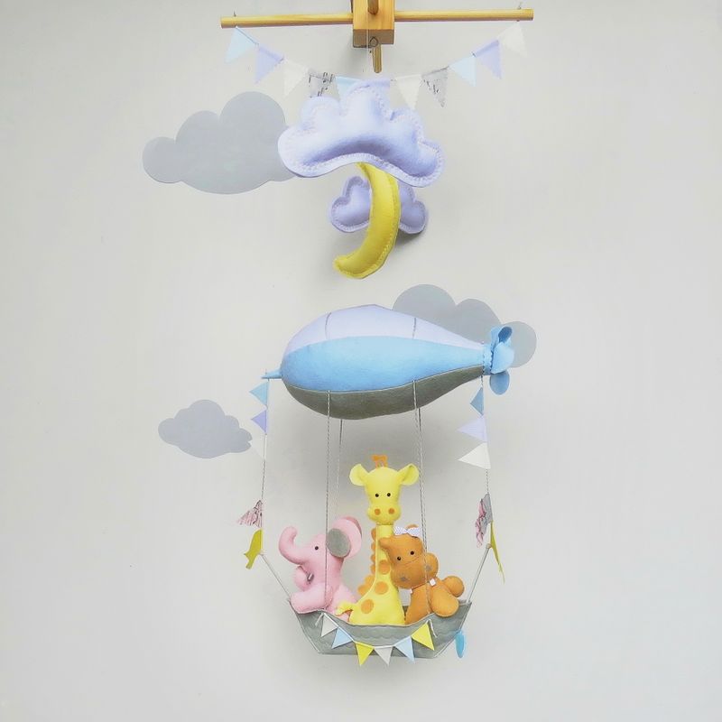ANIMALS IN AIRSHIP BABY MOBILE/WOODLAND BABY MOBILE/BABY SHOWER GIFT