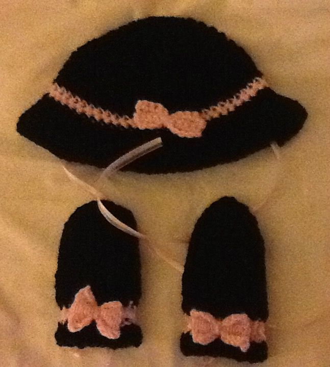 black with pink trim spy hat and thumbless mittens