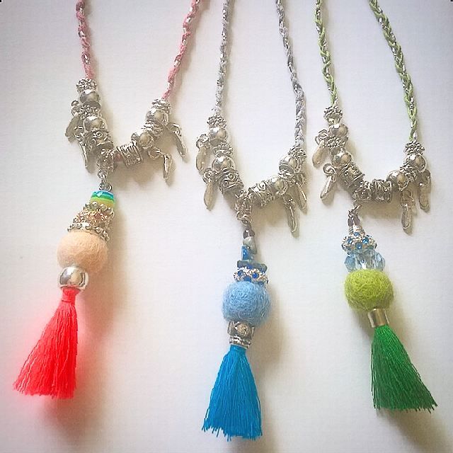 Collane con nappe e catene intrecciate con filati grossi