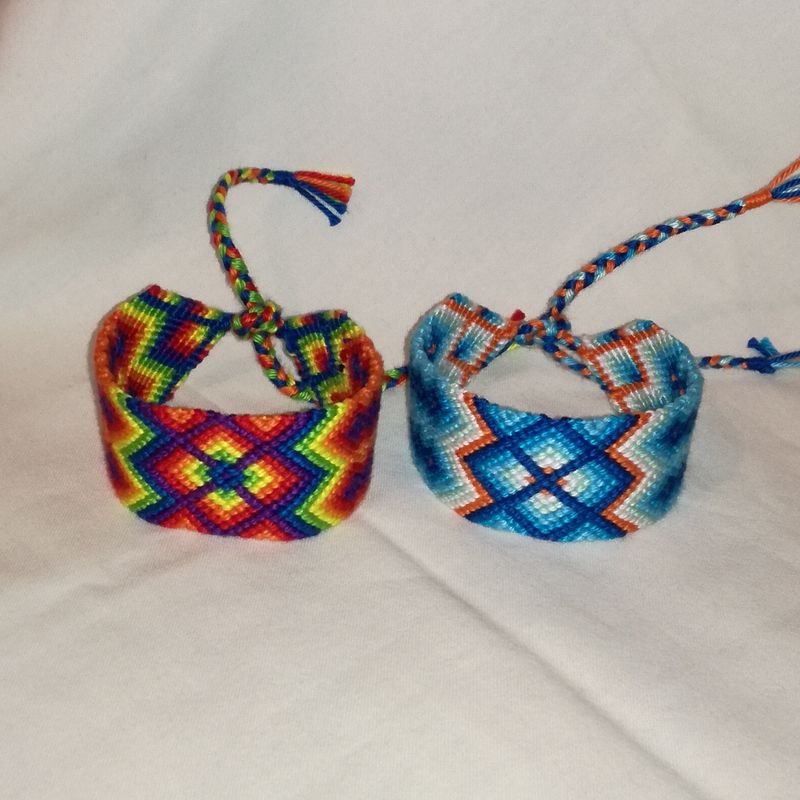 Knitted bracelet with diamond pattern