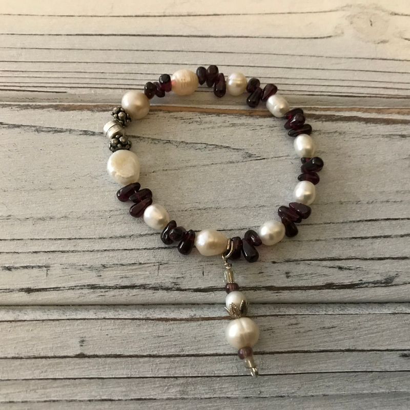 Pearls & Garnet... Garnet is known as the “stone of health” or the “stone of commitment”...gives the wearer purpose, confidence & health needed to pursue their dreams 🌺