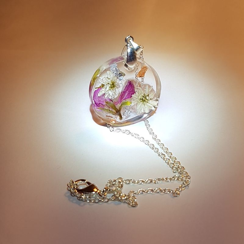 Silver necklace with pendant in transparent resin and real flowers