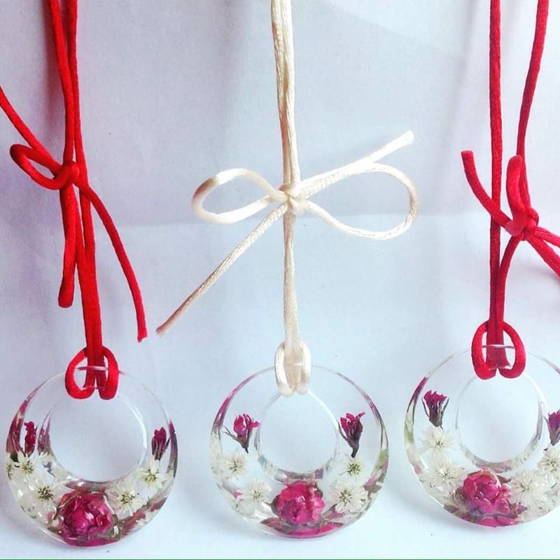 Necklace with pendant in transparent resin and real flowers