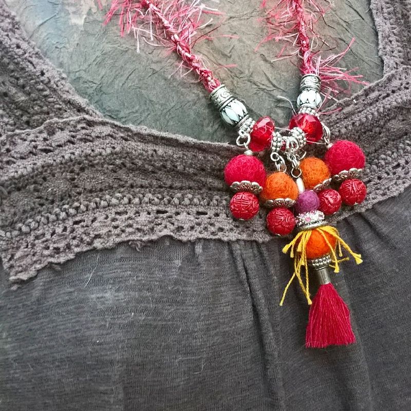 Collana palle di feltro rosse e arancio, nappa rossa centrale, boho, gypgy