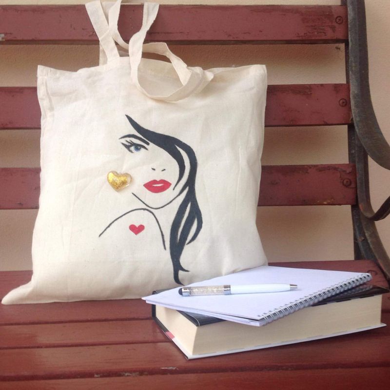 Shopping bag. Hand-painted beh with a domande esce. A heart-shaped pendant ha vedi Le an earring