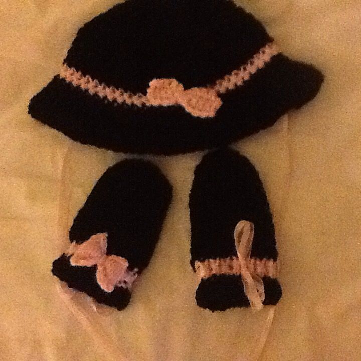 Black spy hat with pink ribbon and matching mittens