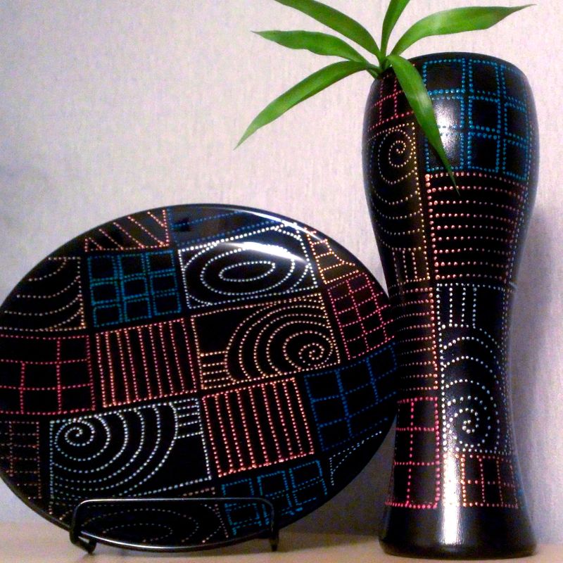 An ornamental Blues plate and a vase