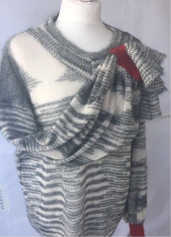 V-neck oversized melange sweater in gray and white with ruffle sleeve red detail