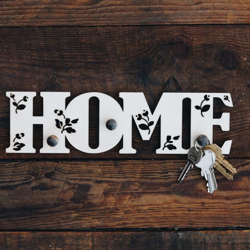 Wooden key holder - Home and flowers