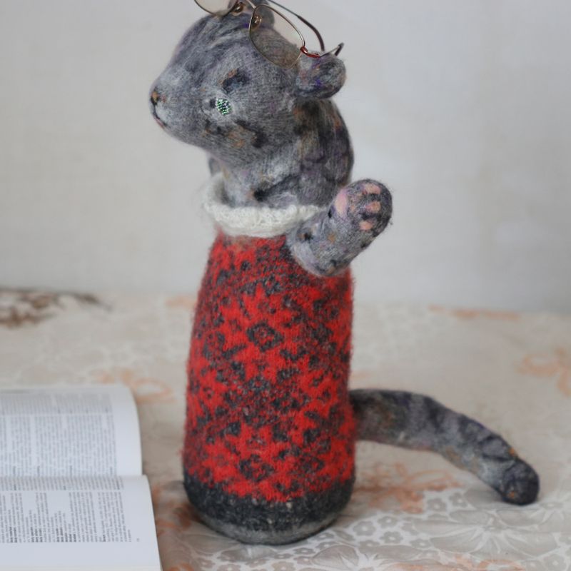 The Huge Cat with a Lace Collar