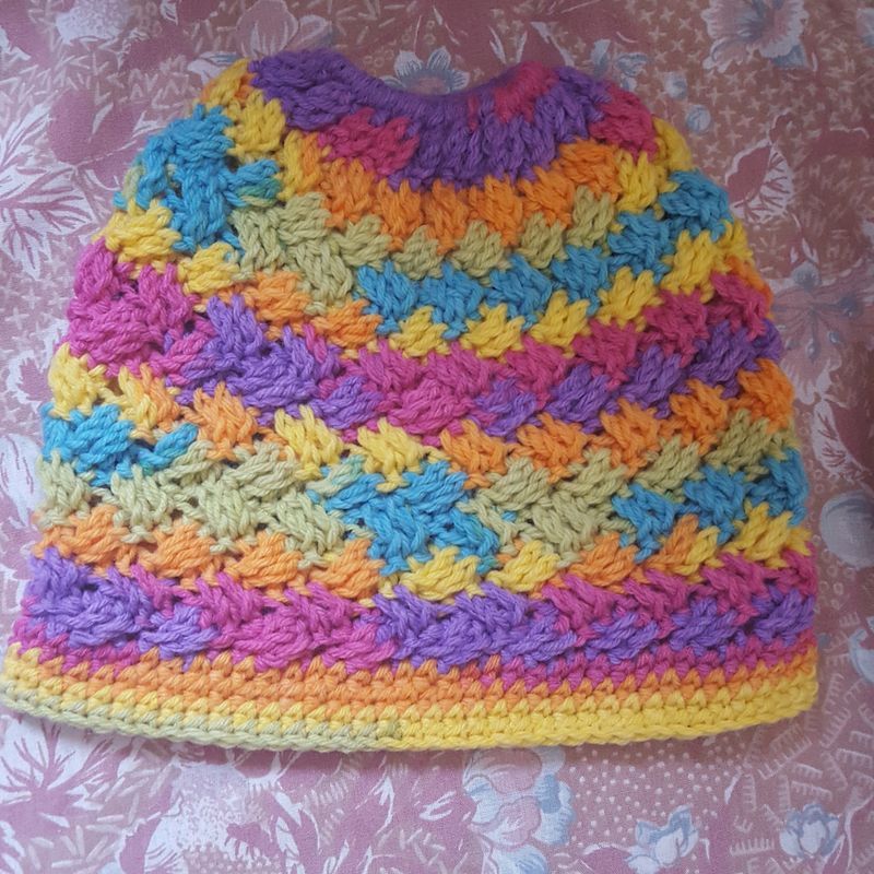 Ponnytail messy crochet hat